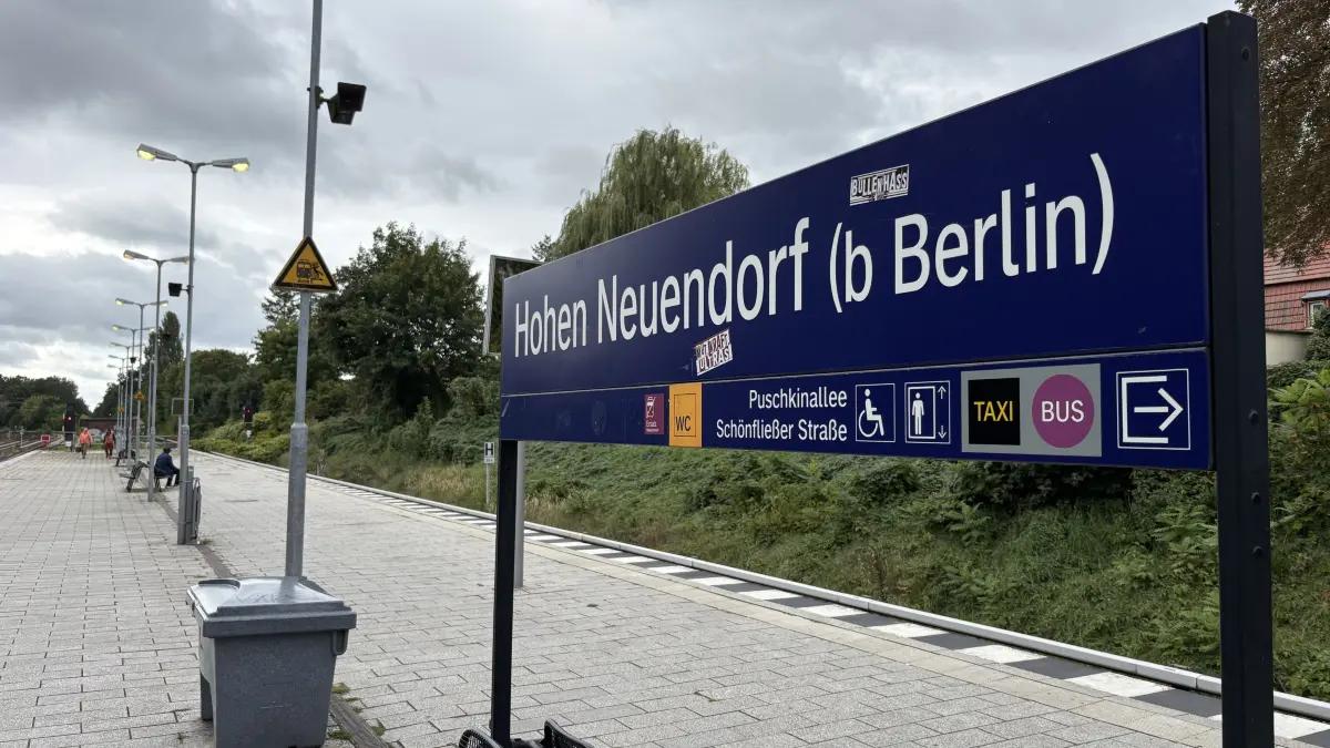 Bitte warten! Nur im 20-Minuten-Takt verkehrt die S-Bahn S1 derzeit zwischen Hohen Neuendorf und Frohnau. Am S-Bahnhof Hohen Neuendorf kommt es deshalb zu längeren Wartezeiten.