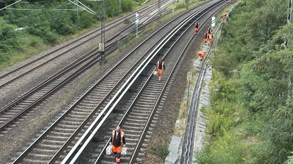 Rund 20 Arbeiter waren damit beschäftigt, zwischen Birkenwerder und Hohen Neundorf ein falsch verlegtes Kabel auszutauschen.
