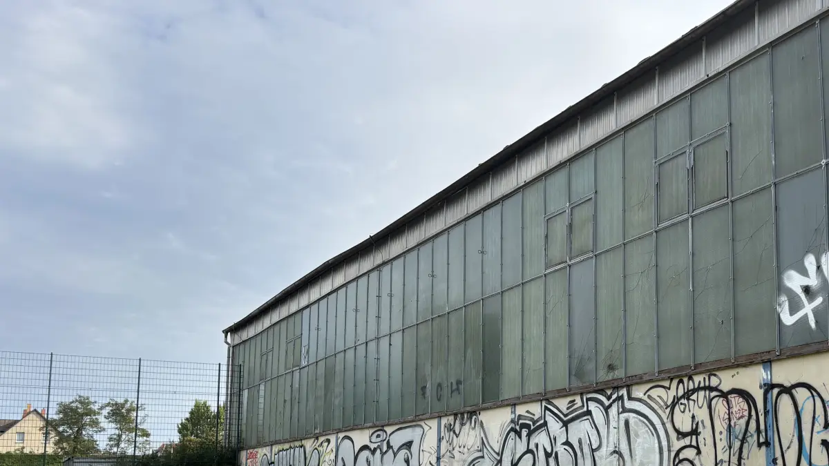 Zu viele und in einem schlechten Zustand: Immer wieder gibt es Diskussionen über Sportstätten in Eisenhüttenstadt, wie zum Beispiel über die Turnhallen in der Eisenbahnstraße. Was sagen die Bürgermeisterkandidaten?