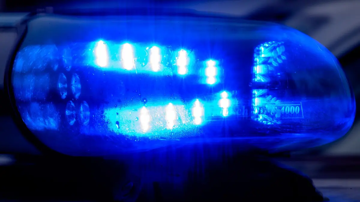 Blaulicht: SYMBOLBILD - 04.12.2023, Sachsen-Anhalt, Magdeburg: Blaulicht leuchtet auf einem Fahrzeug der Polizei. (zu dpa: «Unbekannte sprengen Fahrkartenautomat in Leipzig») Foto: Klaus-Dietmar Gabbert/dpa +++ dpa-Bildfunk +++