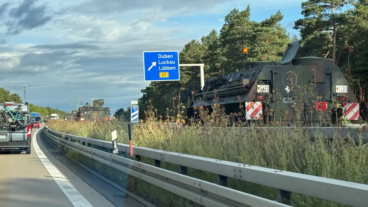 Ein Bundeswehrkonvoi auf der A13 bei Duben
