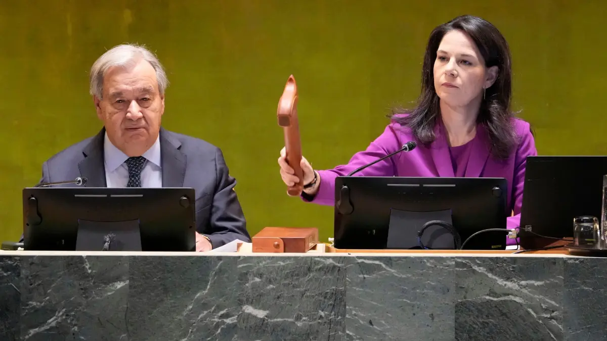 Generaldebatte der UN-Vollversammlung: 23.09.2025, USA, New York: António Guterres, Generalsekretär der Vereinten Nationen, und Annalena Baerbock, Präsidentin der Generalversammlung der Vereinten Nationen, nehmen an der Generaldebatte der UN-Vollversammlung teil. Zu dem größten diplomatischen Ereignis der Welt werden über mehrere Tage über 140 Staats- und Regierungschefs erwartet. Foto: Richard Drew/AP/dpa +++ dpa-Bildfunk +++