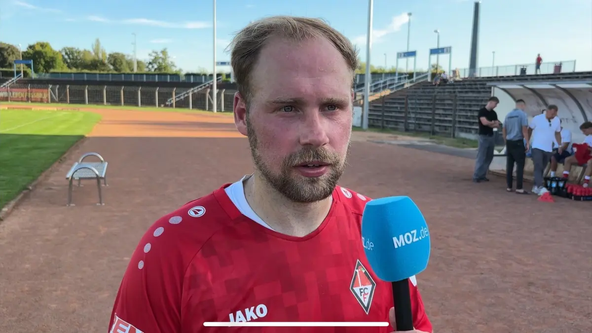 Mannschaftskapitän Sebastian Lawrenz vom 1. FC Frankfurt berichtet am MOZ-Mikrofon, wie die Mannschaft die Punktstrafe des Fußball-Landesverbandes Brandenburg für die Saison 2025726 in der Brandenburgliga aufgenommen hat.