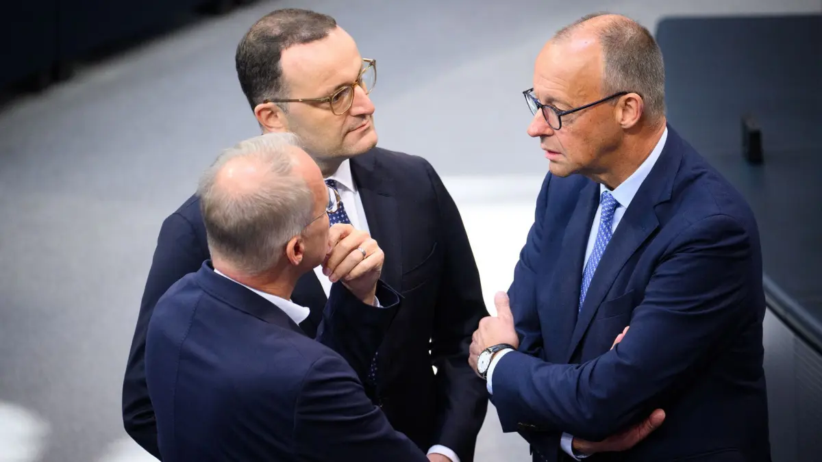Bundestag: 23.09.2025, Berlin: Matthias Miersch (l-r), Vorsitzender der SPD-Bundestagsfraktion, Jens Spahn (CDU), Vorsitzender der CDU/CSU-Bundestagsfraktion, und Bundeskanzler Friedrich Merz (CDU) unterhalten sich vor Beginn der 26. Plenarsitzung der 21. Legislaturperiode im Deutschen Bundestag. In der sogenannten Haushaltswoche des Bundestages geht das Parlament die Einzeletats der Ministerien für den Bundeshaushalt 2026 durch. Heute folgen nach einer allgemeinen Finanzdebatte die Etats der Bundesministerien für Verkehr, Wohnen, Gesundheit und Landwirtschaft. Foto: Bernd von Jutrczenka/dpa +++ dpa-Bildfunk +++