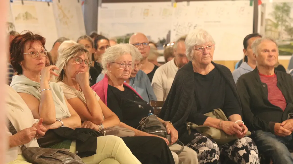 Besucher beim Wahlforum im Club am Anger in Eisenhüttenstadt