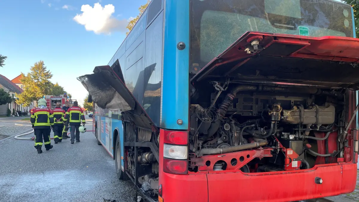 Brand in Letschin gelöscht: Gegen 17.30 Uhr war an diesem Linienbus der Morus-Gesellschaft das dort festgestellte Feuer gelöscht. Danach wurde getestet, ob Schadstoffe in die Entwässeung geraten.
