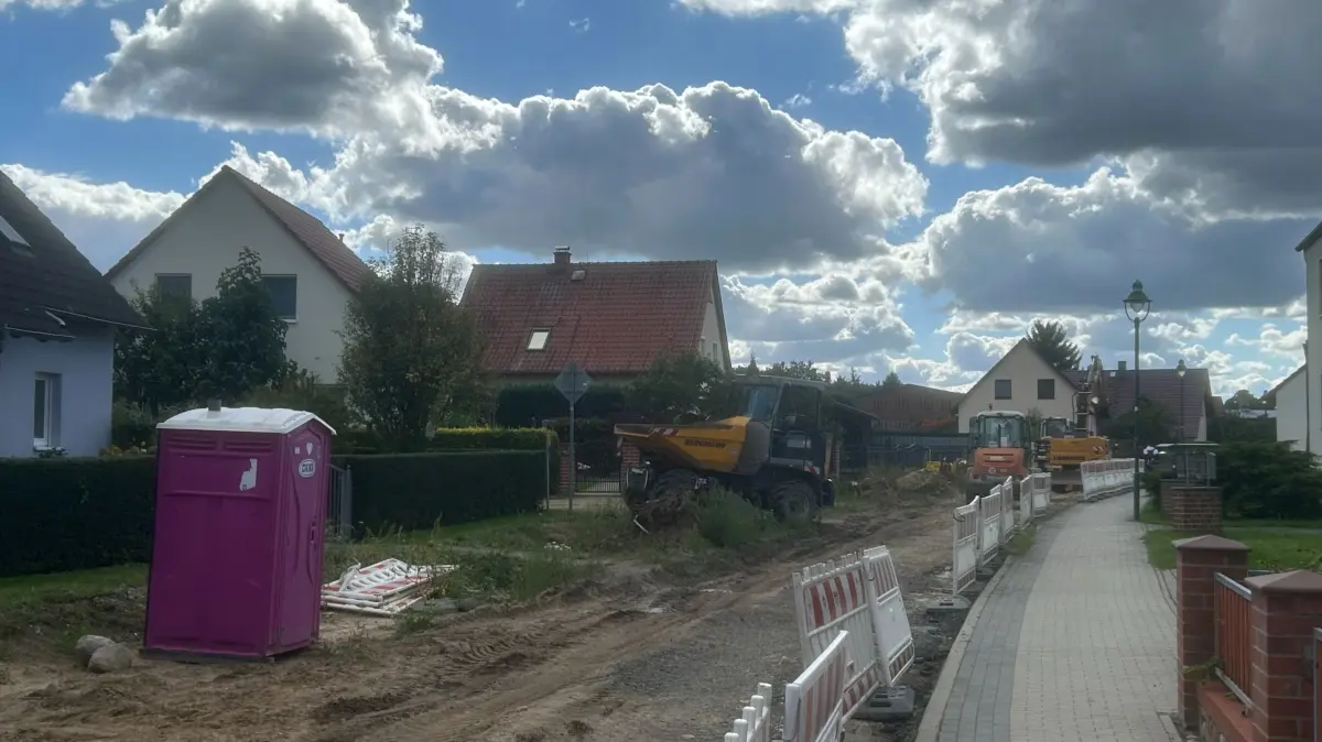 Die Bahrensdorfer Straße in Beeskow wird derzeit saniert. Durch das Sondervermögen, das der Bund ausschüttet, könnten weitere Straßen folgen.