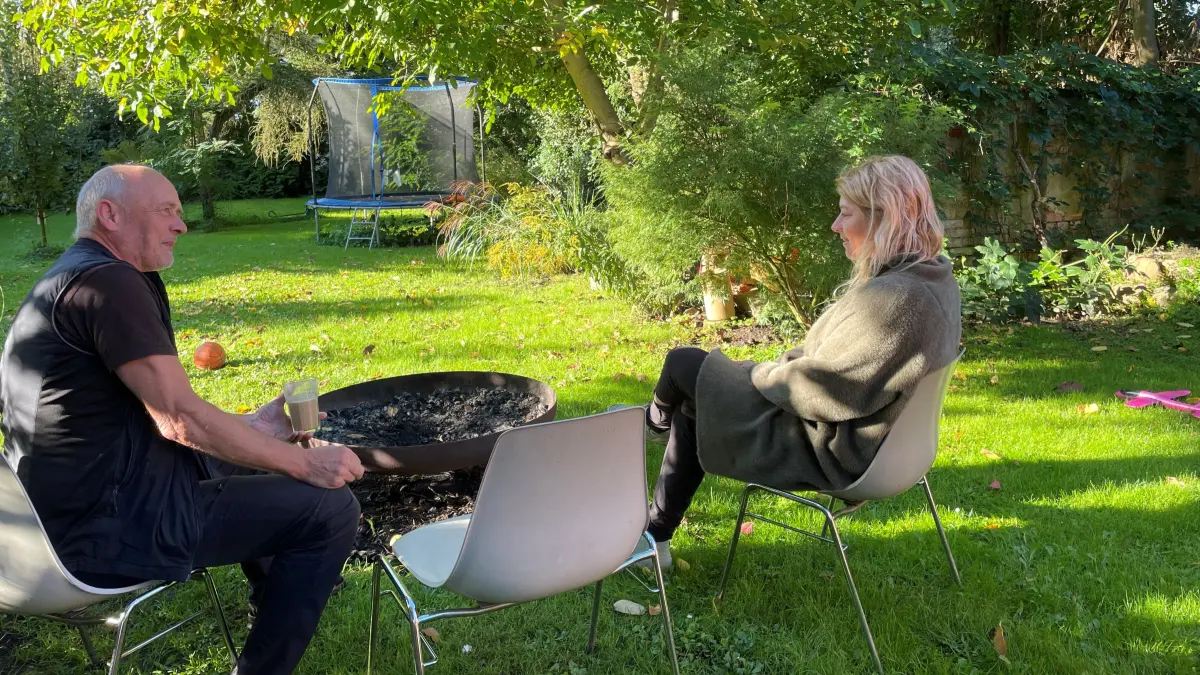 Verlust des Pachtlands befürchtet: Wilma Rippich (r.) und ihr Nachbar Georg Jungwitz besprechen die bevorstehende Ortsbeiratssitzung in Ortwig. Dort soll es auch um das Projekt des Ortsbeirates gehen, dort einen Dorftreff zu errichten.
