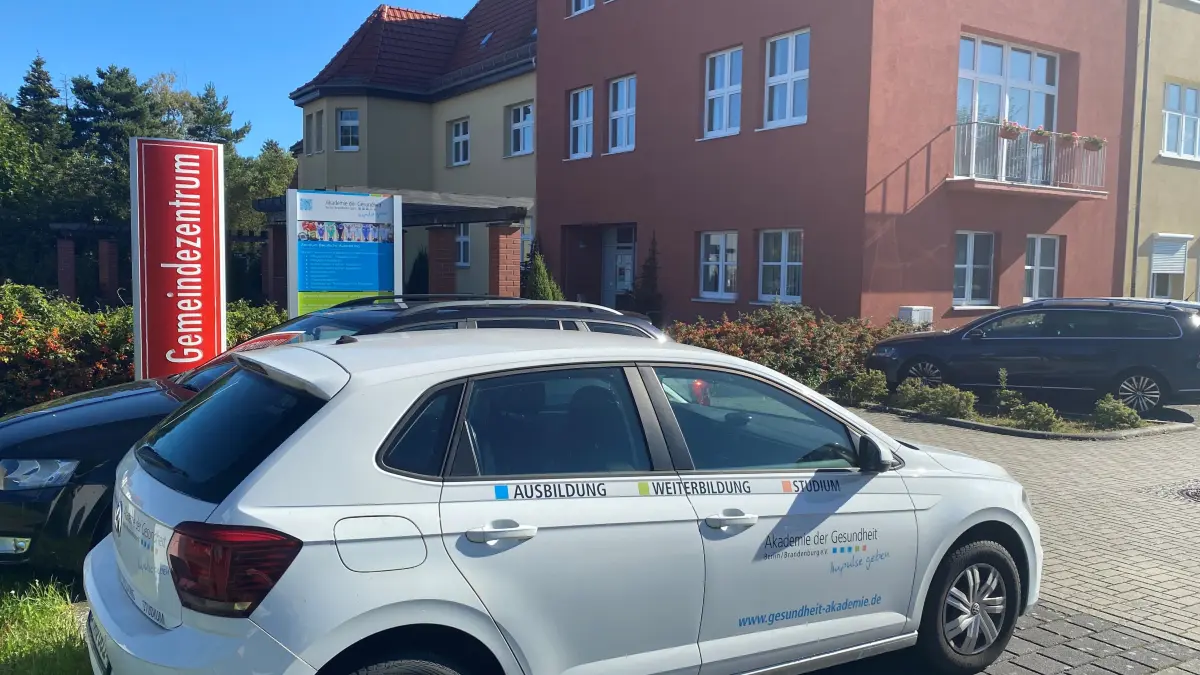 Hat sich im Gemeindezentrum von Brieskow-Finkenheerd fest etabliert: die Schule für Pflegeberufe. Nach drei Jahren erhält am 29. September 2025 der erste Jahrgang seine Abschlusszeugnisse.