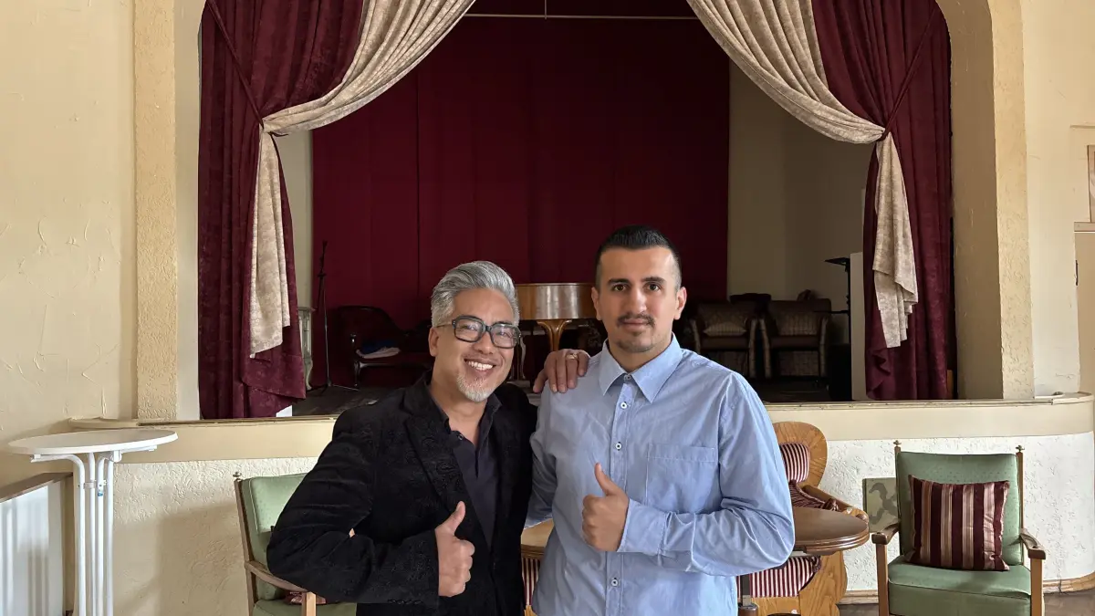 Starten die „Music Lounge“ neu – Entertainer Dolan José (l.) hat in Shaky Hamid, dem Betreiber der „Neuen Bühne“ in Bad Saarow, einen Unterstützer gefunden. Am 27. September feiert die Konzertreihe, die vor sieben Jahren am gleichen Ort schon einmal erfolgreich war, ihr Comeback. Acht Künstler wollen für beste Unterhaltung sorgen.