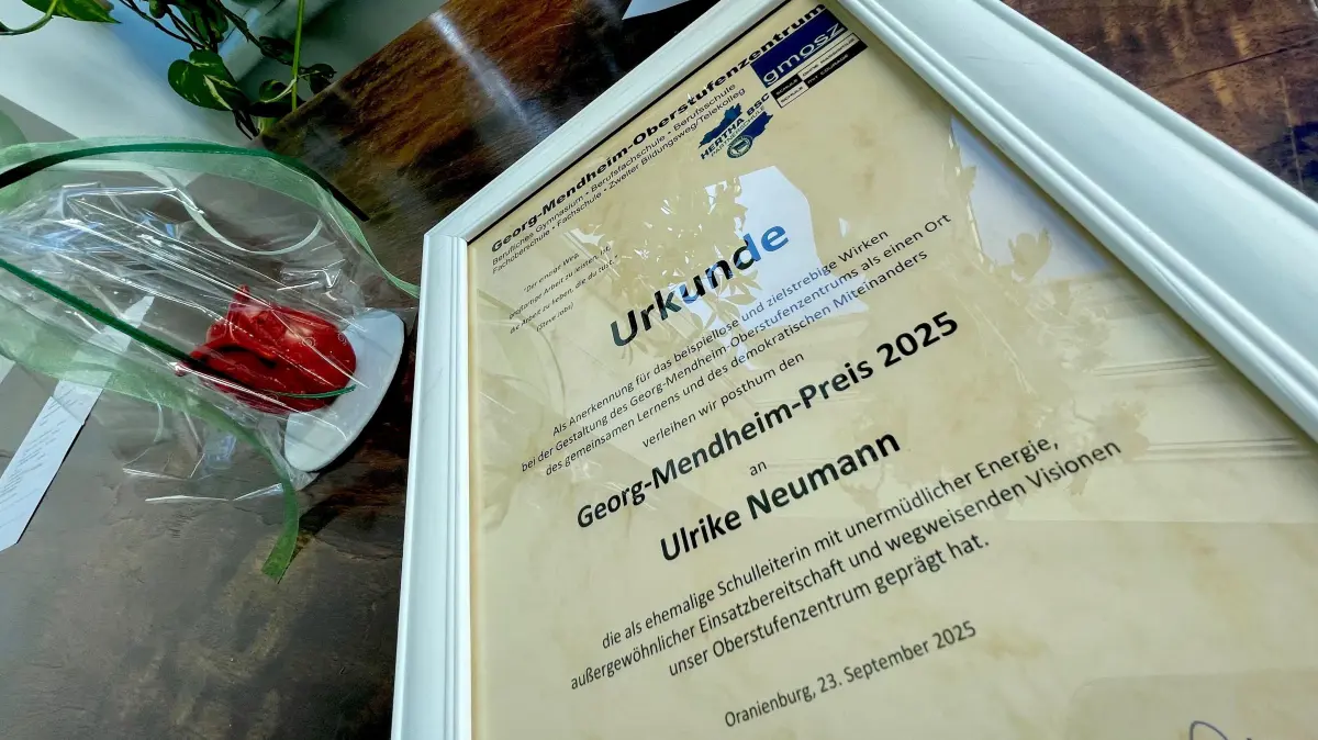 Georg-Mendheim-Preis posthum an verstorbene Schulleiterin von Oberstufenzentrum OSZ Oranienburg / Zehdenick verliehen am 23.09.2025, Ulrike Neumann ist am 18. Juni 2025 nach schwerer Krankheit nur wenige Wochen nach ihrem 60. Geburtstag gestorben