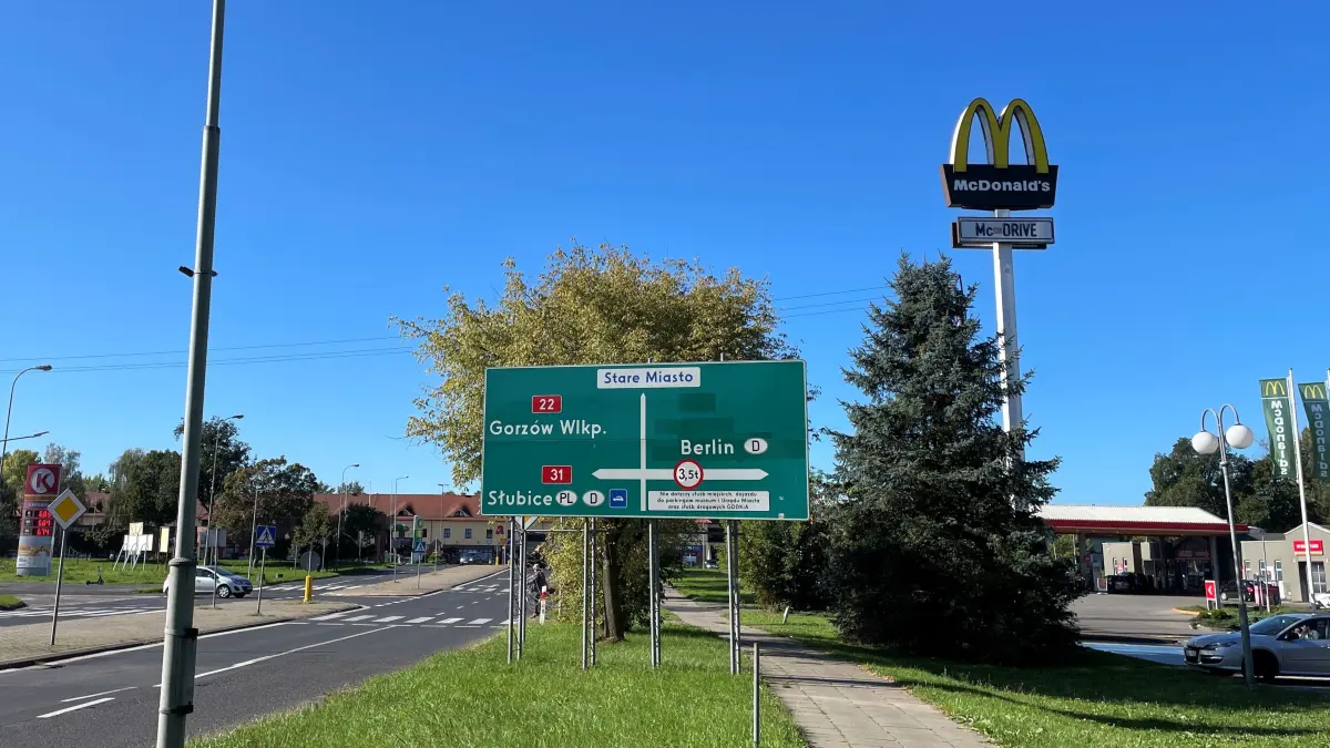 Neuer Verkehrsknoten an der Oder entsteht: Direkt vor dem ehemaligen Zorndorfer Tor der Altstadt Küstrin, dem heutigen Hotel Bastion, werden bis 2029 die Fernstraßen in einem Kreisel zusammengeführt.
