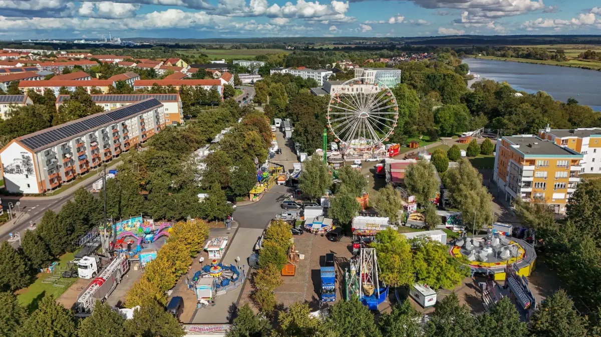 Schwedter Oktoberfest : Schwedt, 23.09.2025: Blick auf das Festgelände für das Schwedter Oktoberfest