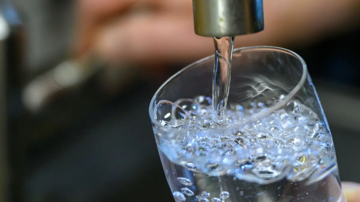 Trinkwasserversorgung: ARCHIV - 24.07.2025, Sachsen, Chemnitz: Trinkwasser läuft in einer Küche in ein Glas. (zu dpa: «Stresstest zeigt Handlungsbedarf in Thüringen») Foto: Hendrik Schmidt/dpa +++ dpa-Bildfunk +++
