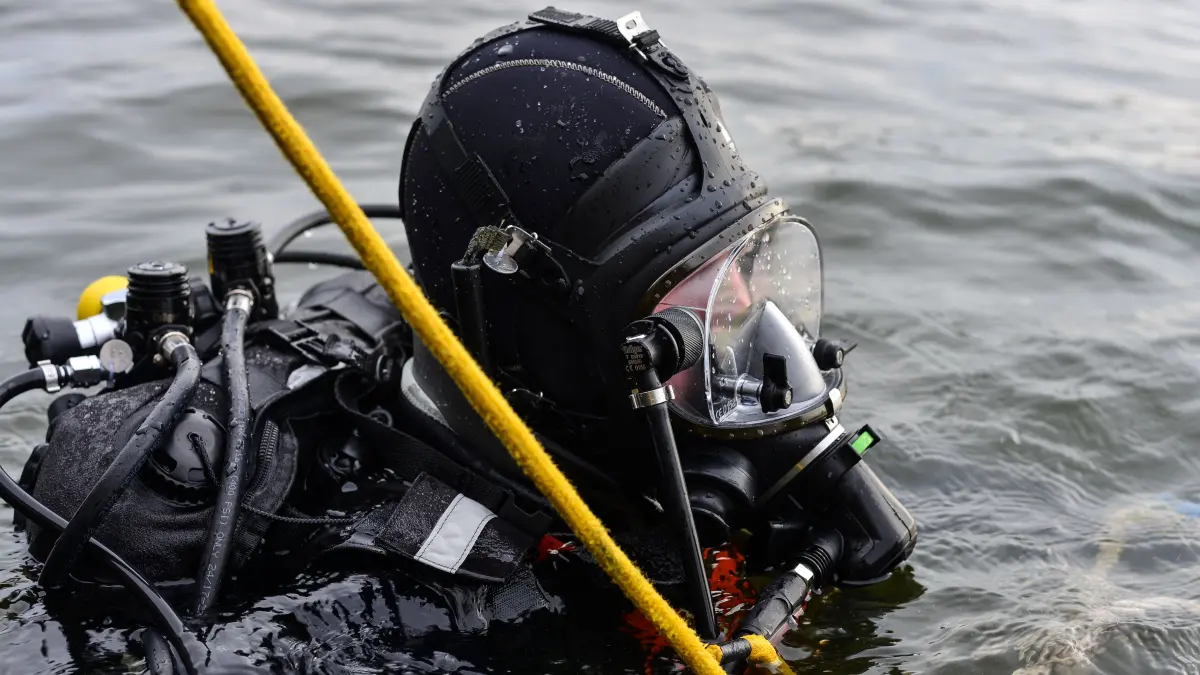 In Teupitz ist ein Mann in einem See untergegangen. Feuerwehr und Rettungskräfte sind im Großeinsatz. Auch Taucher suchen nach dem Vermissten. (Symbolbild)