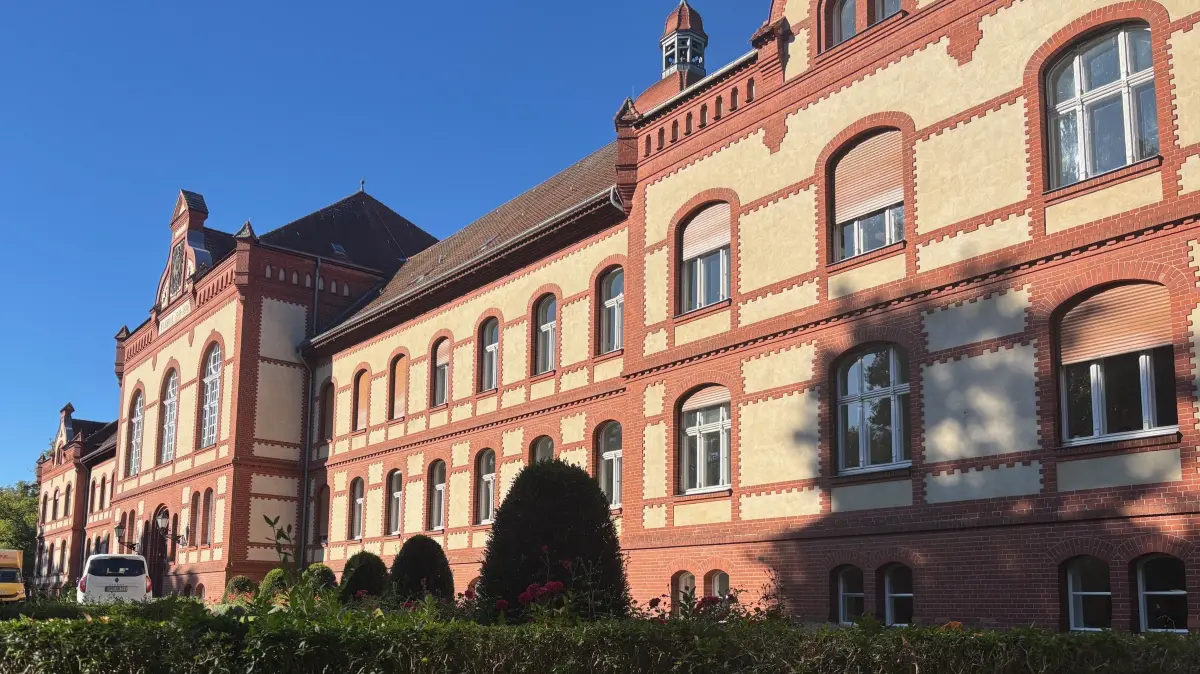 Aussicht auf eine sonnigere Zukunft? Noch immer steckt das Krankenhaus Neuruppin, die Ruppiner Kliniken, das Universitätsklinikum Ruppin-Brandenburg (UKRB) in den roten Zahlen. Aber die Patientenzahlen und der Optimismus steigen. 35 Millionen Euro sollen investiert werden, weil Platz benötigt wird. Auch Chefarztposten werden wieder neu besetzt.