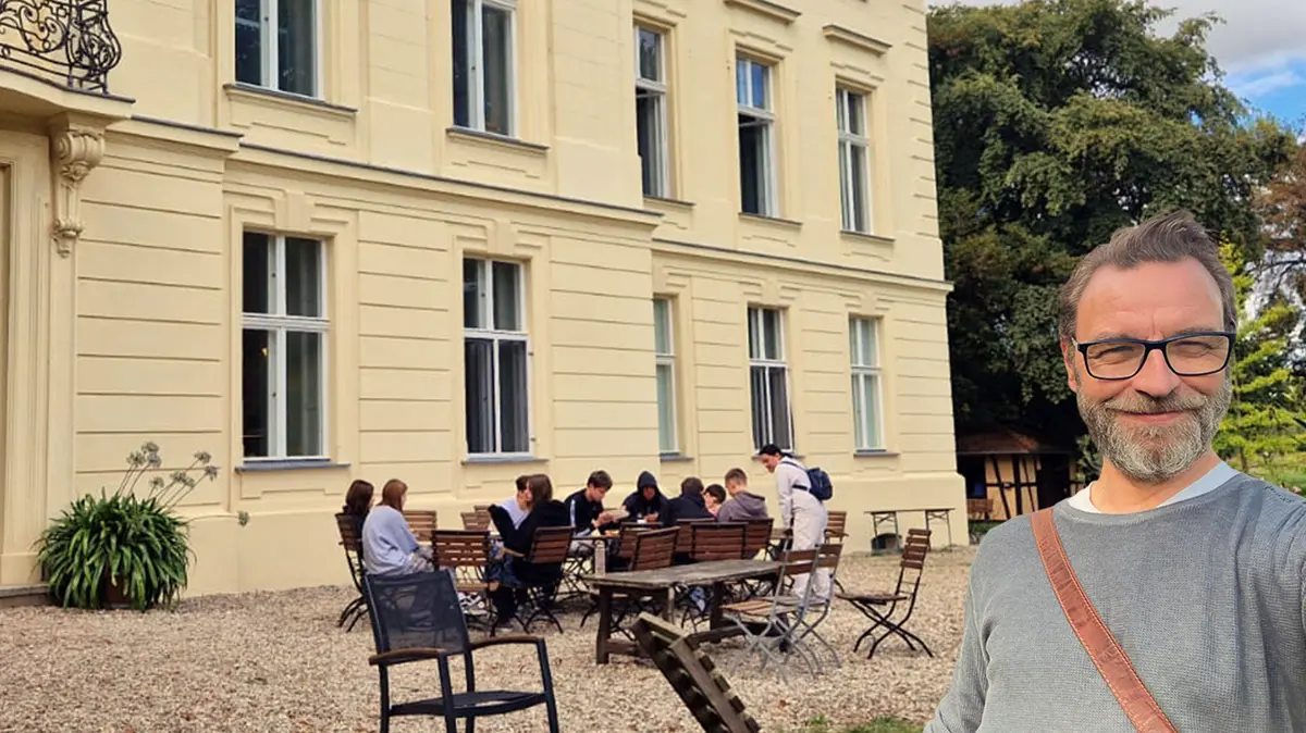 OSZ-Elternsprecher Oliver Czolbe und die Bernauer Klasse im Schloss Trebnitz in Müncheberg.