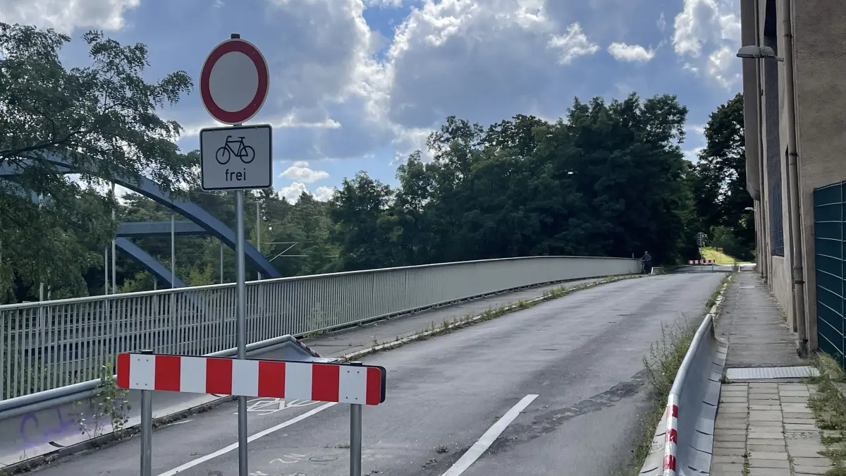Seit zwei Jahren ist die Schleusenbrücke im Verlauf der L 372 in Eisenhüttenstadt gesperrt. Wann beginnt der Neubau und wie lange dauert dieser?