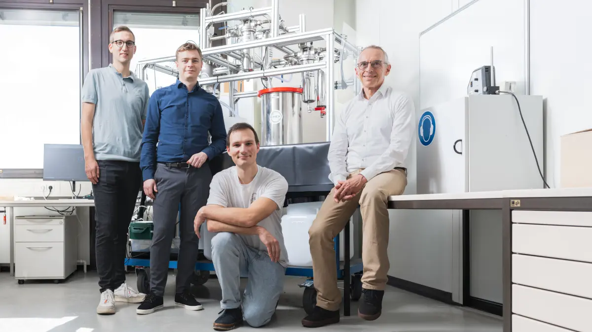 Das Gründerteam von REMENT: Robert Schleinhege, Felix Baur, Adrian Neukirch und Dr. Achim Stammer (v.l.n.r.) vor ihrem Labor-Prototyp.