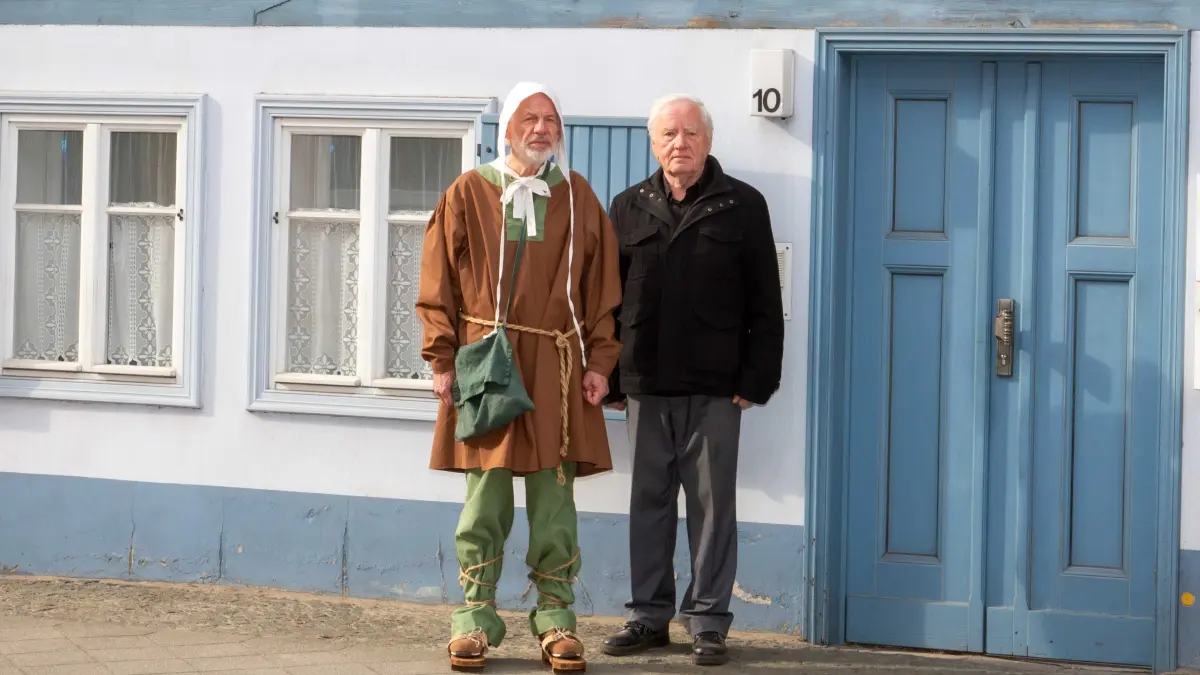 Die Stadtführer Rudi Schauer und Dr. Wolfgang Strübing (von links) vor dem kleinsten Haus in Müllrose © Heimatmuseum Müllrose, Fotograf: Lutz Boltz