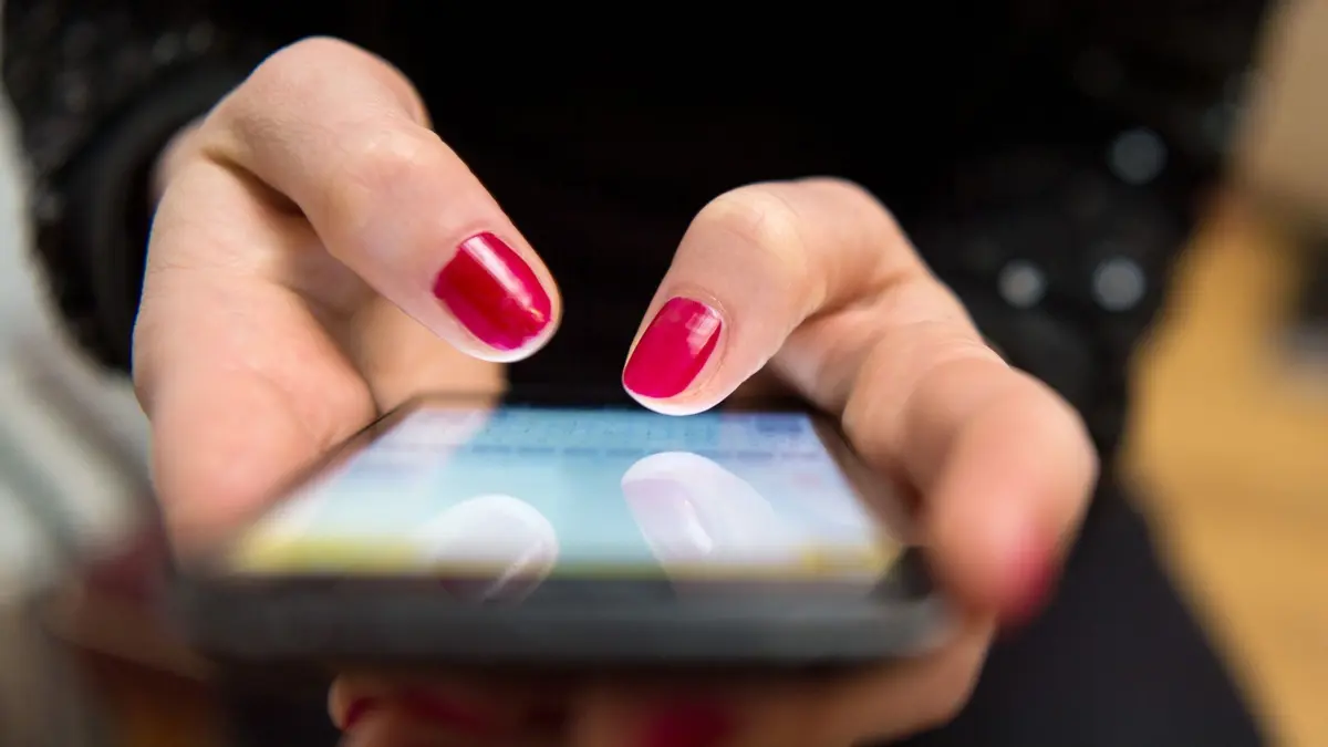 ARCHIV - 28.03.2017, NA, Berlin: ILLUSTRATION - Eine Frau tippt auf einem Smartphone. (zu dpa: «Love-Scammer bringt Frau um mehr als 2.000 Euro») Foto: Sebastian Gollnow/dpa +++ dpa-Bildfunk +++