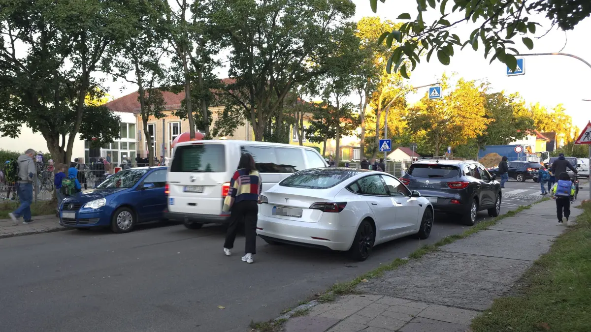Oft ist vor der Erich-Kästner-Schule in Königs Wusterhausen kein Durchkommen mehr.