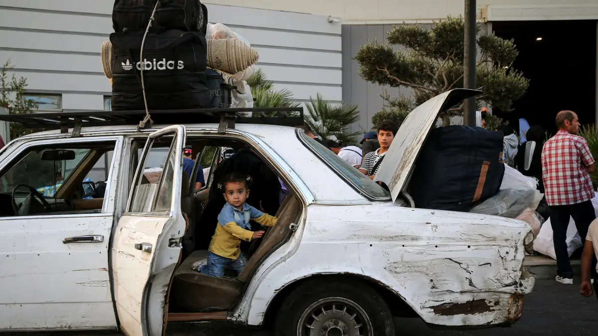 Syrische Geflüchtete: ARCHIV - 11.09.2025, Libanon, Beirut: Maram, ein zweijähriges syrisches Flüchtlingskind, kommt mit ihrer Familie am Abflugort in Beirut an, wo sie sich auf die Heimreise vorbereiten. (zu dpa: «UNHCR: Eine Million Flüchtlinge nach Syrien zurückgekehrt») Foto: Marwan Naamani/dpa +++ dpa-Bildfunk +++