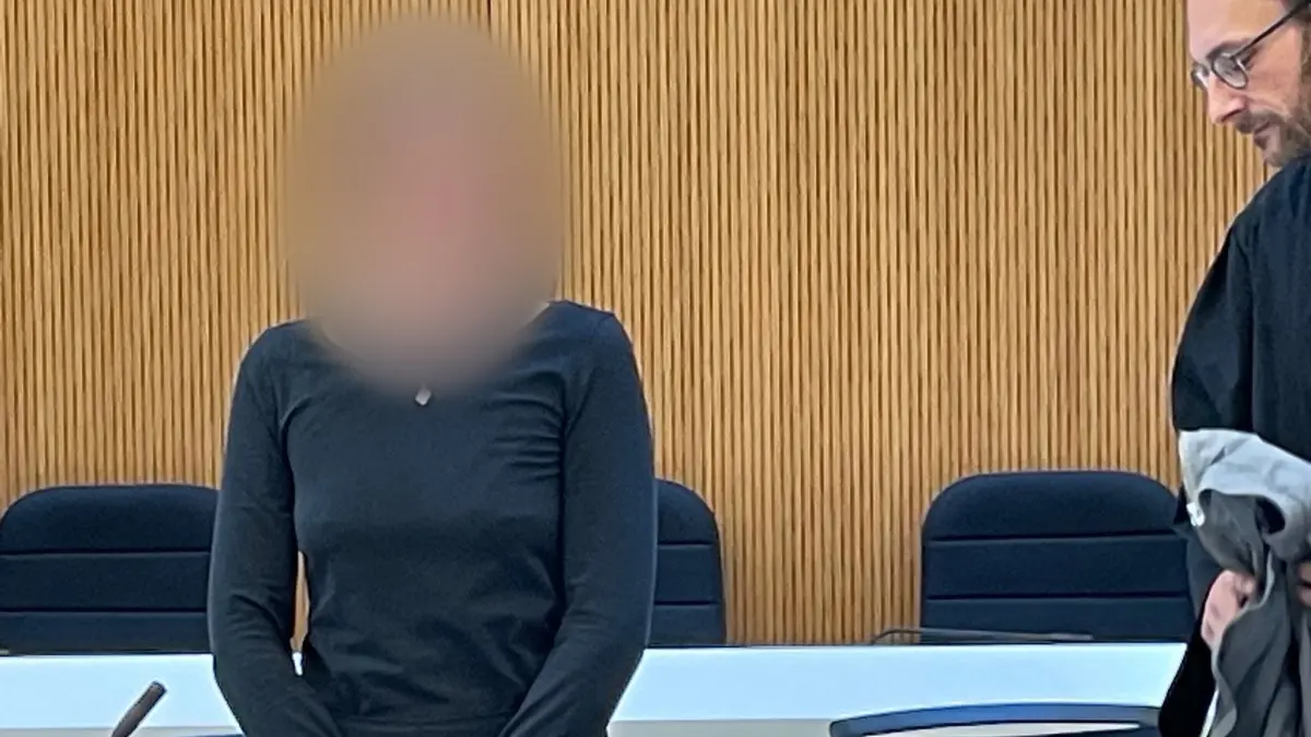 Prozessauftakt gegen mitmaßliche Linksextremistin: ARCHIV - 19.02.2025, Bayern, München: Die Angeklagte Hanna S. steht beim Prozessauftakt im Gerichtssaal. Die mutmaßliche Linksextremistin soll sich an einem Angriff auf Neonazis in Budapest beteiligt haben. Der Prozess findet in einem Gerichtssaal des Oberlandesgericht statt, der sich unterhalb des Gefängnis Stadelheim befindet. (bestmögliche Qualität) (zu dpa: «Urteil gegen Hanna S. erwartet») Foto: Alf Meier/dpa +++ dpa-Bildfunk +++