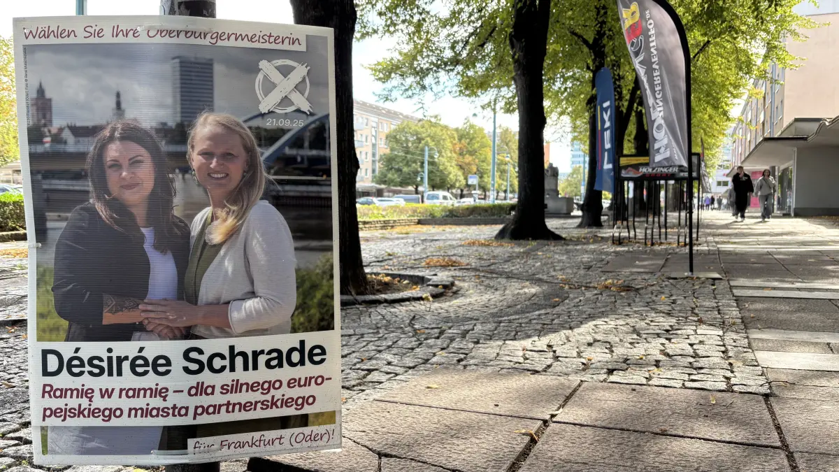 OB-Wahl in Frankfurt (Oder): Oberbürgermeisterin-Kandidatin Désirée Schrade (r.) ließ sich für ein Wahlplakat mit Słubices Bürgermeisterin Marzena Słodownik fotografieren.