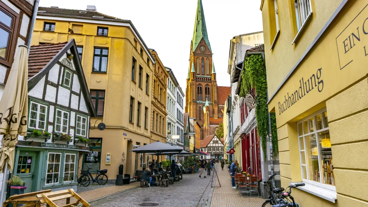 Die historisch Altstadt von Schwerin, Buschstraße, Gasse mit viel Gastronomie, St.-Marien-Dom zu Schwerin, Mecklenburg-Vorpommern, Deutschland, Altstadt Schwerin *** The historic old town of Schwerin, Buschstraße, alley with many restaurants, St Marien Dom zu Schwerin, Mecklenburg-Vorpommern, Germany, Old Town Schwerin