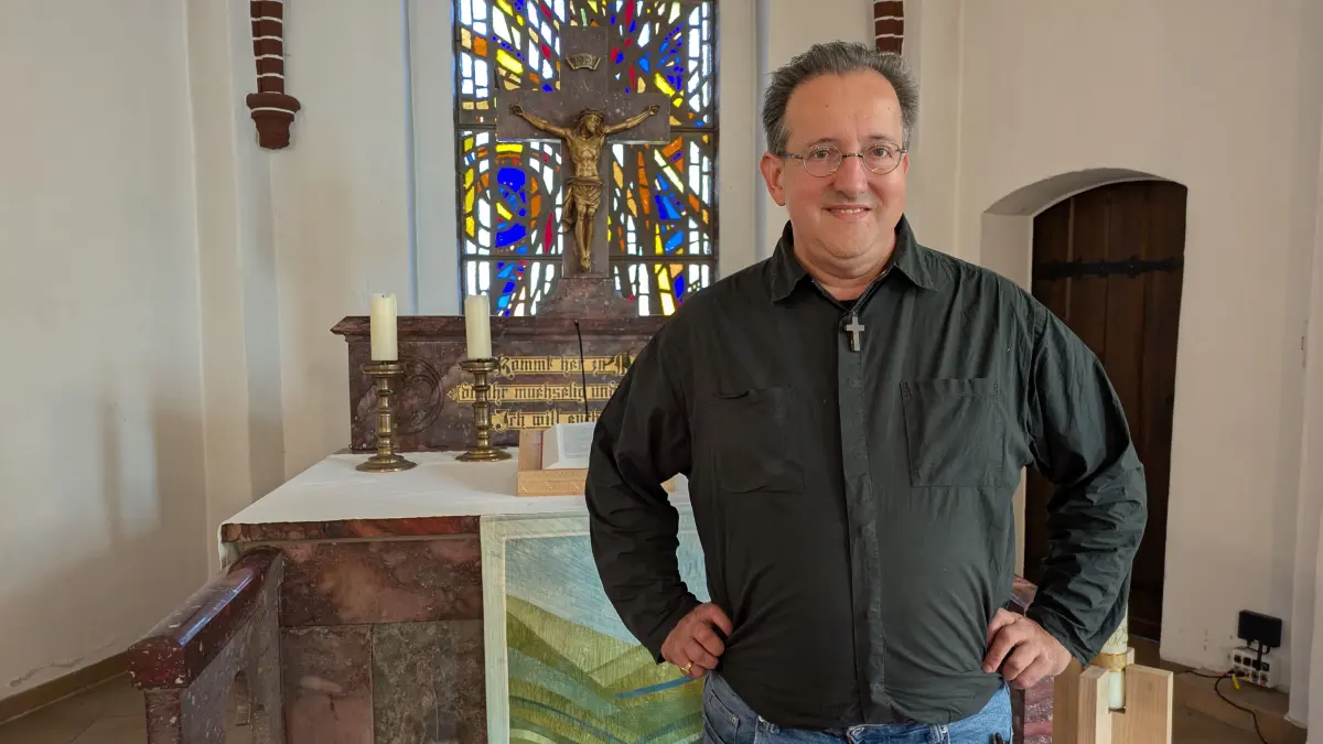 Pfarrer Wolf Fröhling in der St. Annen-Kirche in Zepernick, nach zehn Jahren muss der Pfarrer die Kirchengemeinde Zepernick-Schönow verlassen, 24.9.25