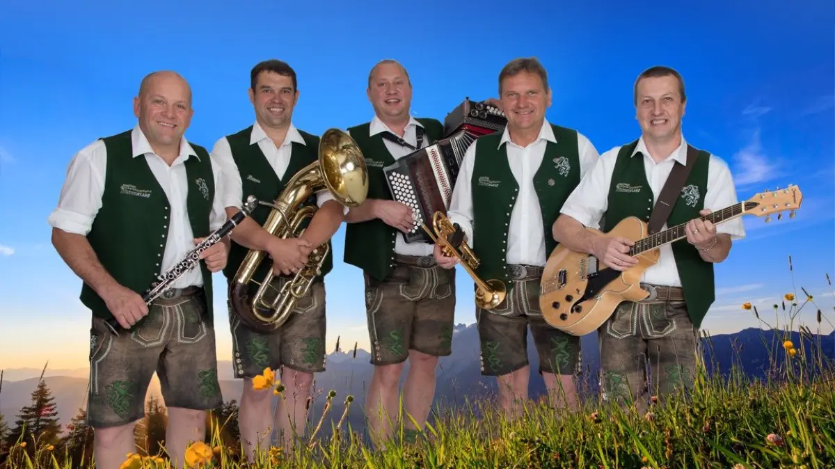Spielen im Theater am See: Die Band "Ennstaler Steirerklang" bietet original Steiermarker Oktoberfest-Musik am 4. Oktober in Bad Saarow.