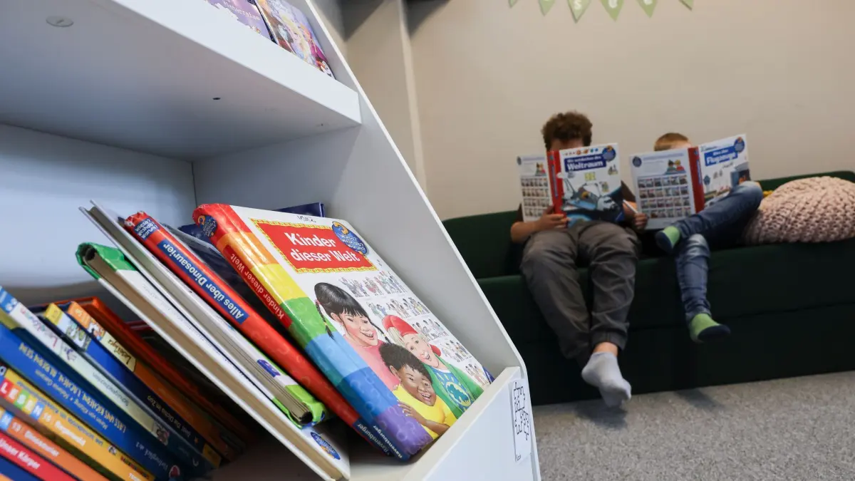 Lesesommer mit Rekordbeteiligung: ARCHIV - 31.07.2025, Hamburg: Schüler in einer Lernferiengruppe an der Grundschule Mümmelmannsberg lesen in der Leseecke eines Klassenraums. (zu dpa: «Rekordbeteiligung beim Lesesommer in Sachsen-Anhalt») Foto: Christian Charisius/dpa +++ dpa-Bildfunk +++