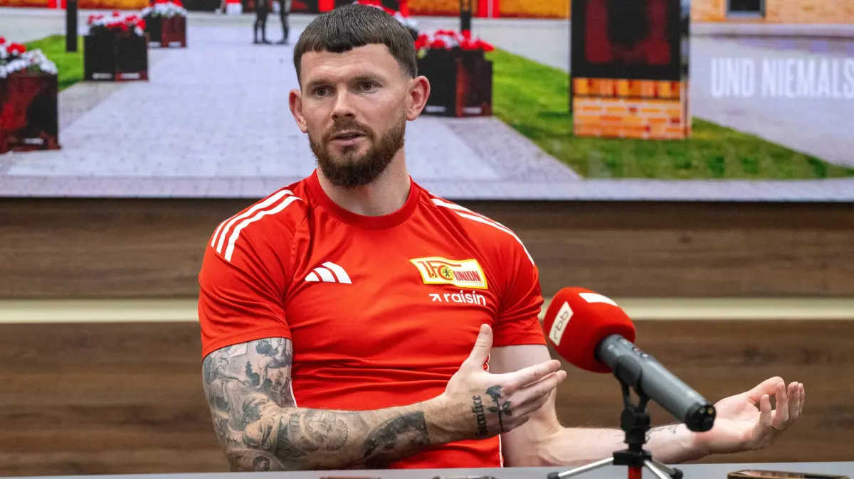 1. FC Union Training 2025/26: Fußball, Herren, Saison 2025/2026, 1. Bundesliga, 1. FC Union Berlin, Medienrunde mit Oliver Burke (1. FC Union Berlin), 25.09. 2025, Foto: Matthias Koch