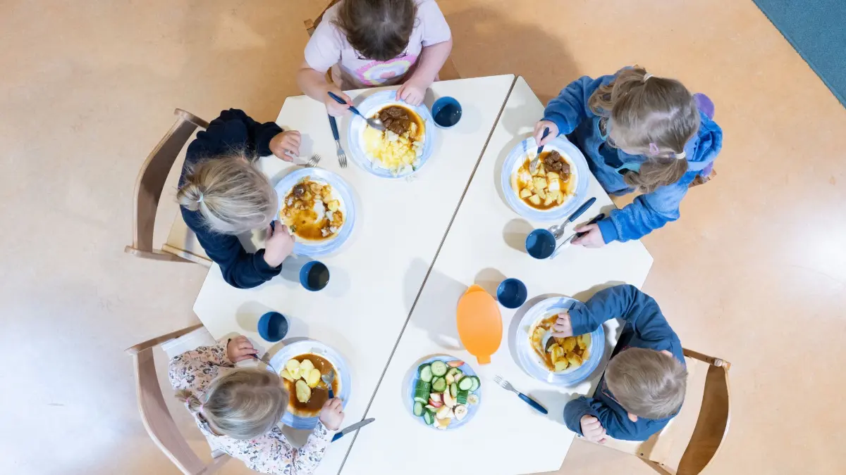 Studie Kindergesundheit: 25.09.2025, Sachsen, Dresden: Kinder sitzen am Rande einer Pressekonferenz in einer Kindertagesstätte beim Mittagessen an einem Tisch. Anlass ist die Präsentation der Ergebnisse einer über vier Jahre währenden Studie zu Aspekten der Kindergesundheit. Foto: Sebastian Kahnert/dpa +++ dpa-Bildfunk +++