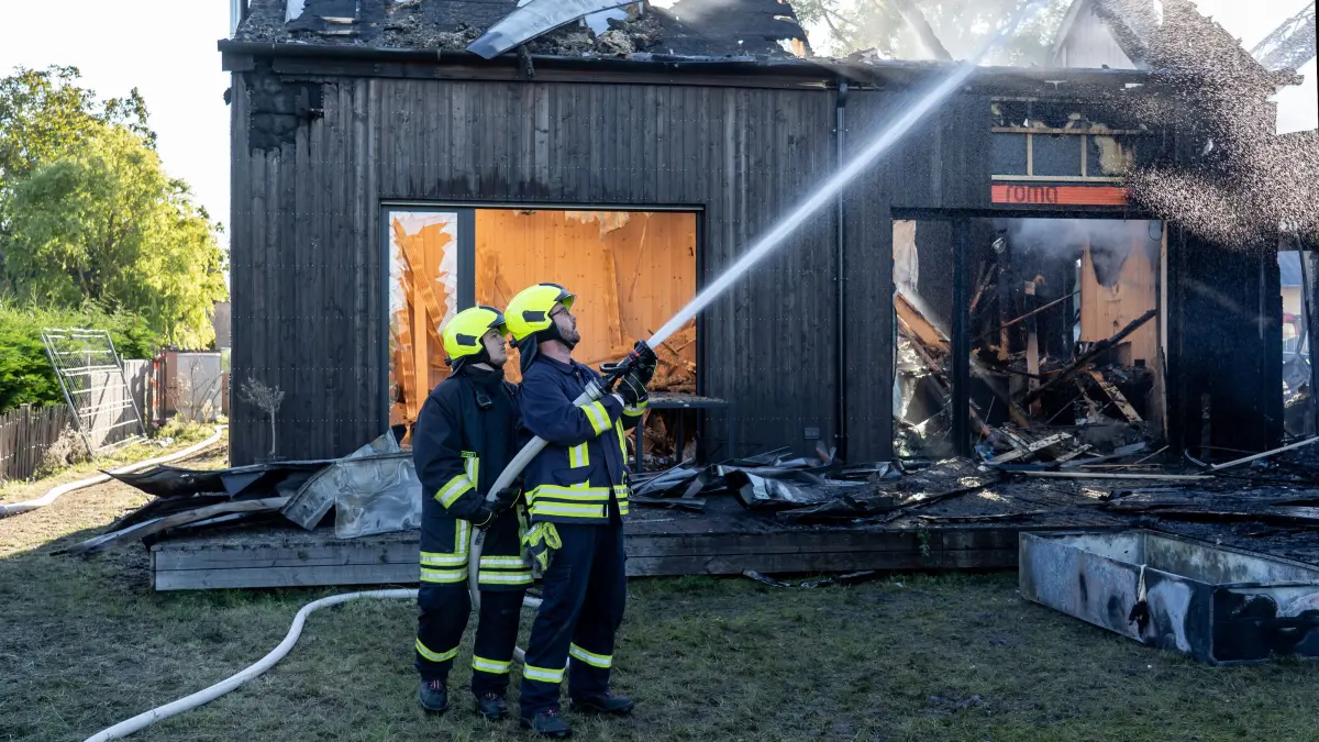 Feuerwehr: Herzsprung, 25.09.2025: Bereits zum vierten Mal rückt die Freiwillige Feuerwehr nach Herzsprung aus, um immer wieder auflodernde Flammen zu löschen. Versteckte Glutnester setzen das Holz des Niedrigenergiehauses immer wieder in Brand. Jetzt werden drastische Maßnahmen ergriffen.