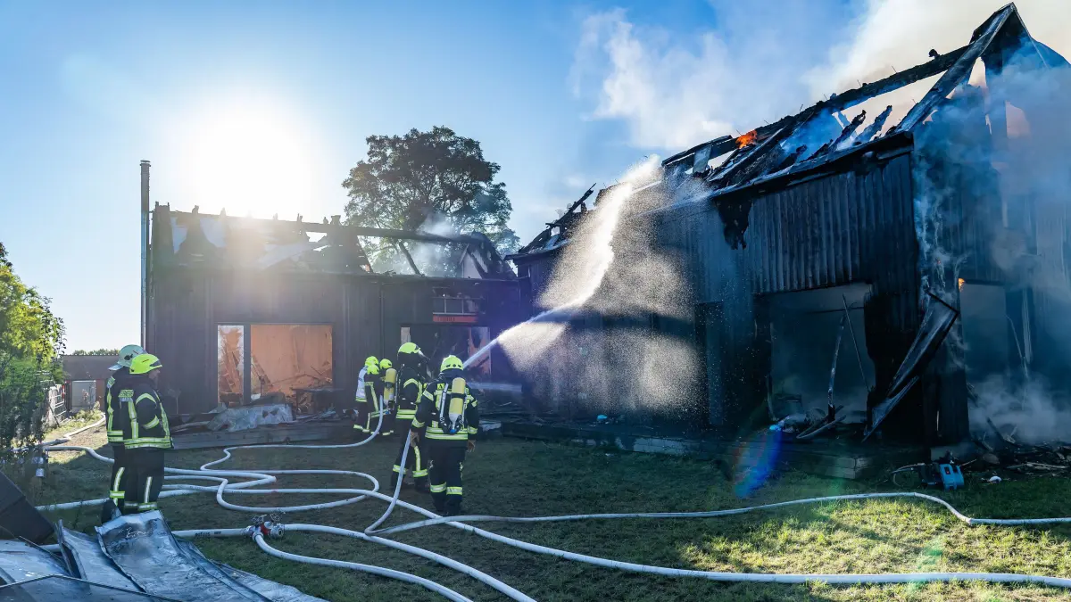 Feuerwehr: Herzsprung, 25.09.2025: Bereits zum vierten Mal rückt die Freiwillige Feuerwehr nach Herzsprung aus, um immer wieder auflodernde Flammen zu löschen. Versteckte Glutnester setzen das Holz des Niedrigenergiehauses immer wieder in Brand. Jetzt werden drastische Maßnahmen ergriffen.