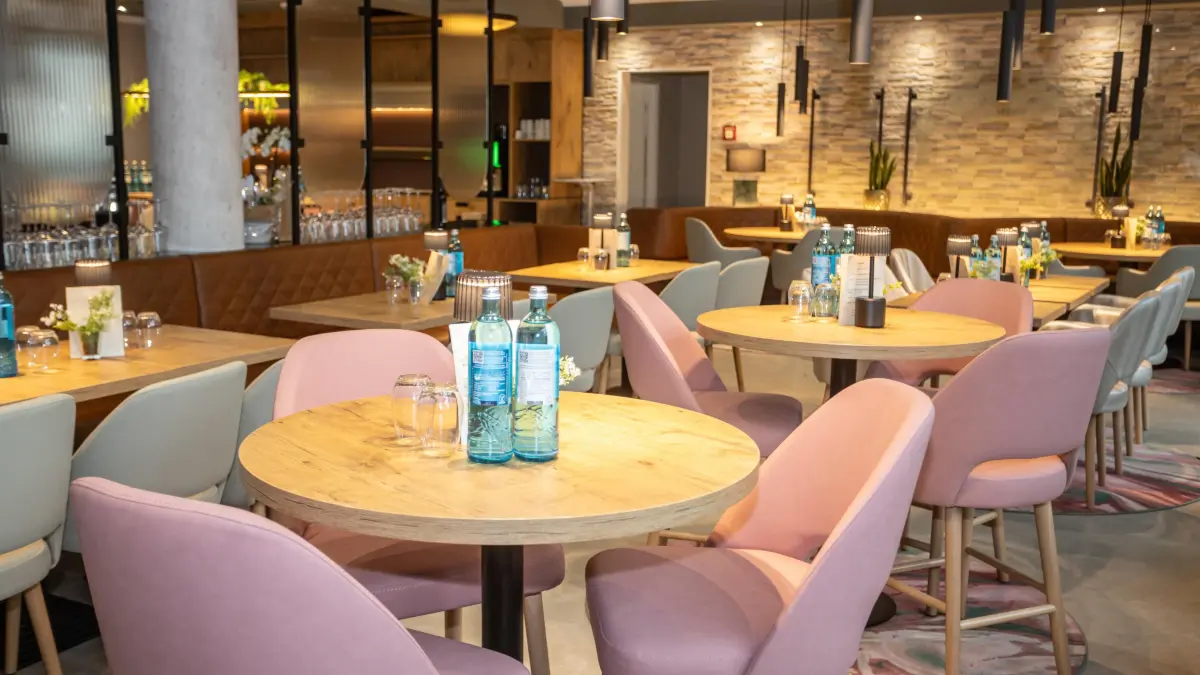 Neu gestaltet ist auch der Sitzbereich in der Lobby, der Morgens zum Frühstücken genutzt wird und Abends zum Verweilen beim Barbesuch einlädt.