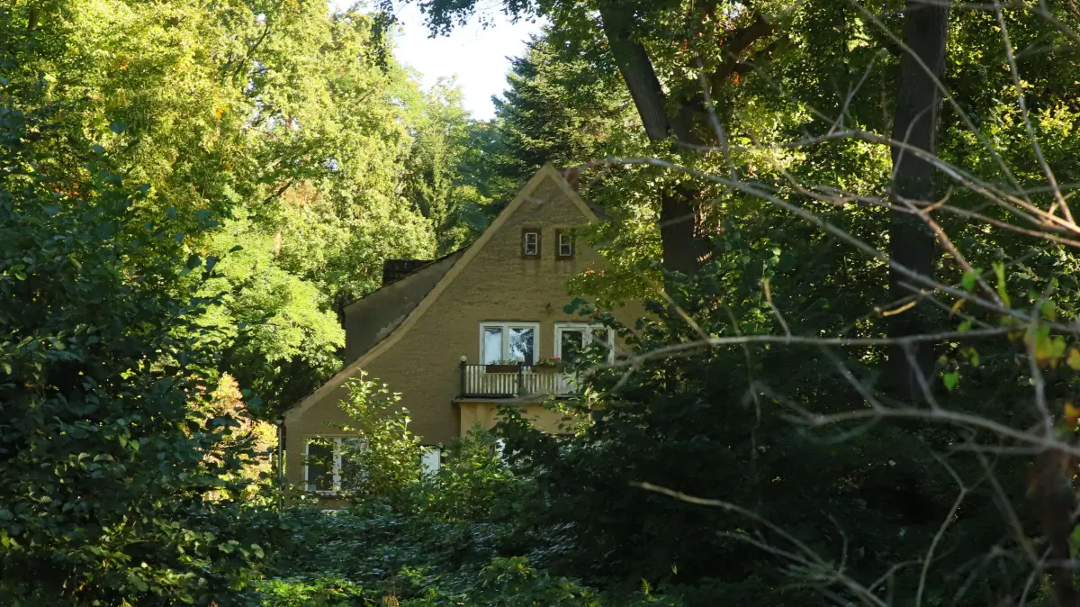 Zwischen alten Bäumen liegt der Sommersitz des Dirigenten Wilhelm Furtwängler. Muss die Villa Ferienhäusern weichen?