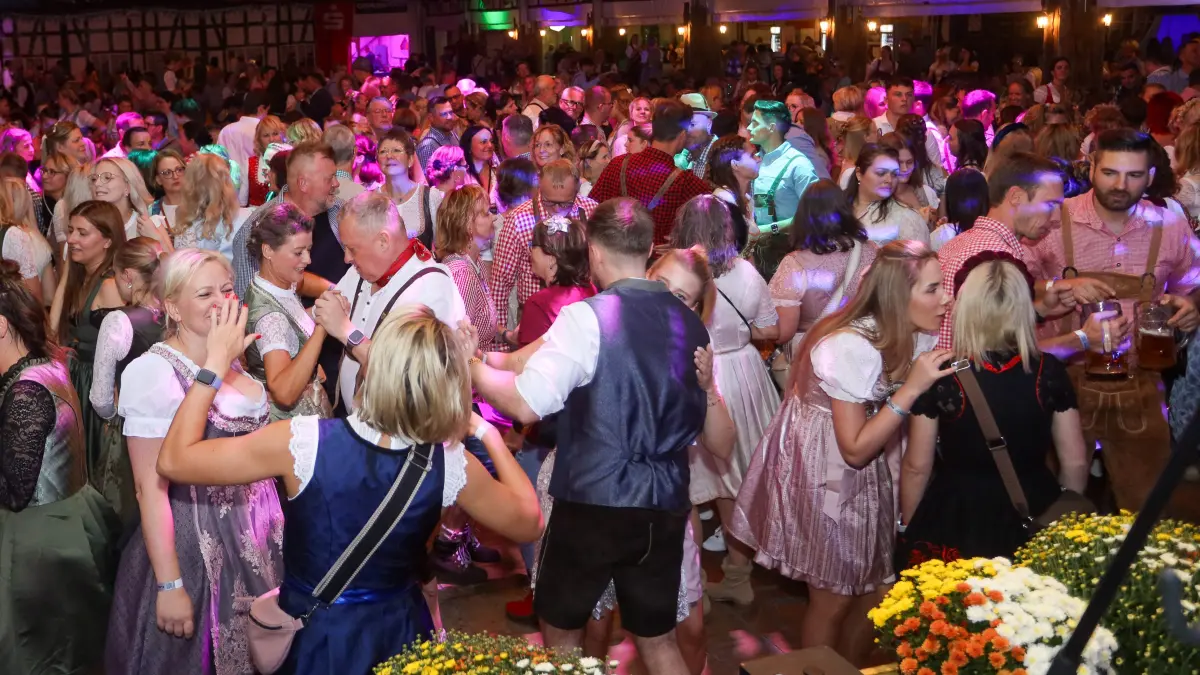 Prächtige Stimmung im Festzelt. Über 1.400 Besucher kamen zur Eröffnung des Frankfurter Oktoberfestes.