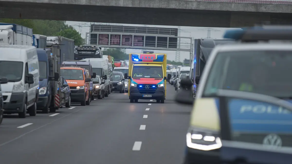 Ungewöhnlicher Unfall auf der Autobahn A10 am Dreieck Barnim: Eine 13-jährige Sozia stürzte während der Fahrt vom Motorrad.