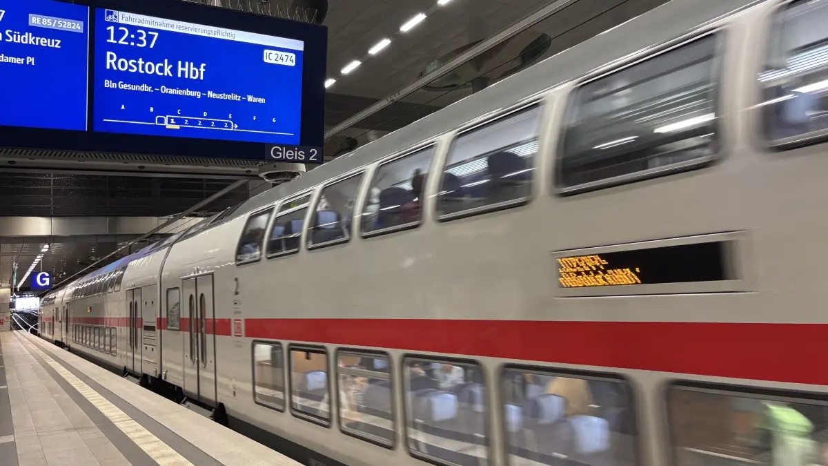 Rostock statt Warnemünde: Der IC, der von Dresden über Berlin und Oranienburg zur Ostsee fährt, endet künftig immer in Rostock. Die Bahn hat die Weiterfahrt nach Warnemünde gestrichen. Das ist der Grund.
