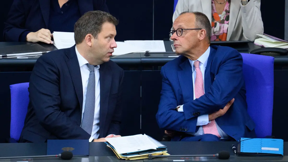 Bundestag: 26.09.2025, Berlin: Lars Klingbeil (l, SPD), Bundesminister der Finanzen, und Bundeskanzler Friedrich Merz (CDU) sitzen in der 29. Plenarsitzung der 21. Legislaturperiode im Deutschen Bundestag. In der sogenannten Haushaltswoche des Bundestages geht das Parlament die Einzeletats der Ministerien für den Bundeshaushalt 2026 durch. Nach Beratungen der Etats der Bundesministerien für Arbeit und Soziales, sowie Wirtschaft und Energie folgt heute eine Schlussrunde zum Haushaltsgesetz 2026. Foto: Bernd von Jutrczenka/dpa +++ dpa-Bildfunk +++