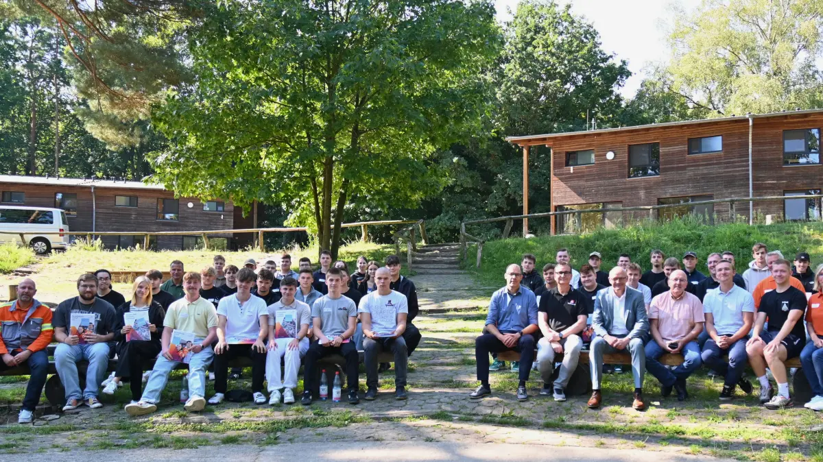 September 2025: In der Jugendherberge Bremsdorfer Mühle begrüßten Arbeitsdirektor Michael Bach, der Betriebsratsvorsitzende, das Ausbilderteam sowie Vertreter des Oberstufenzentrums und der Jugend- und Auszubildendenvertretung die neuen Auszubildenden.