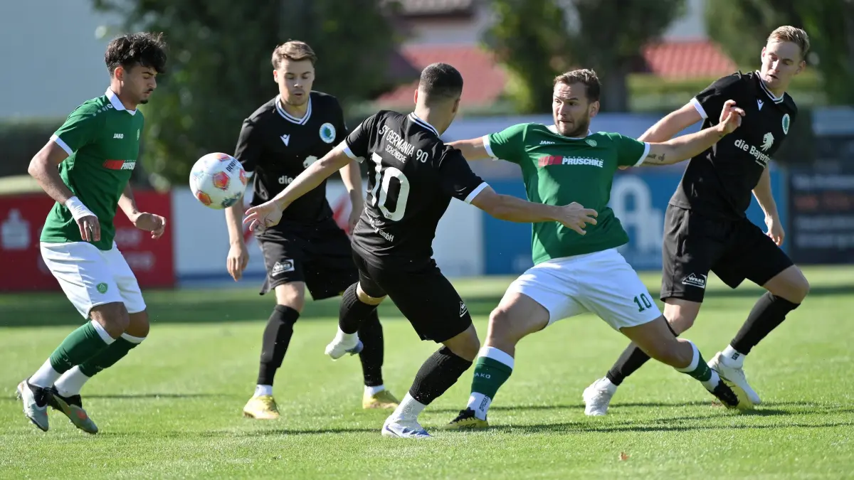 Fussball : Schöneiche Jahn-Sportplatz, Fussball Brandenburgliga, Germania Schöneiche - Grün-Weiss Ahrensfelde, Gabriel Telushi, Richard Bergmann, Deniz Citlak, Tilo Scheffler und Pierre Vogt v.l.
FOTO BENK 27.09.2025