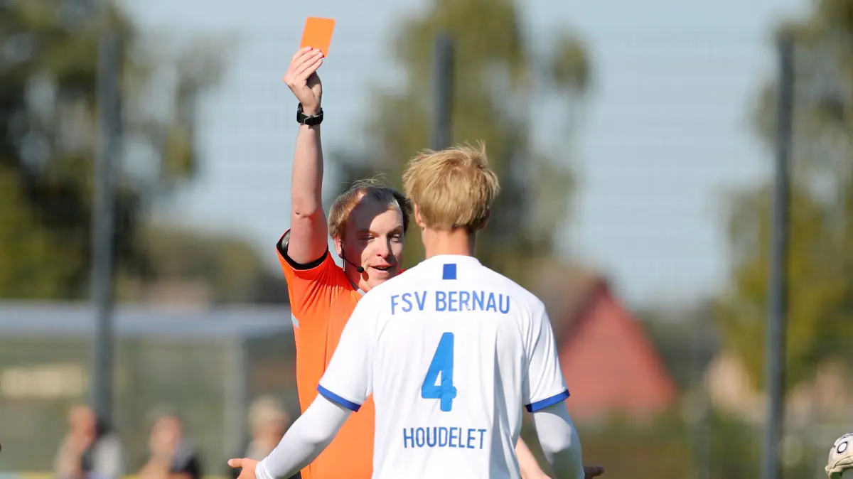 FB LL 5. ST: FC Schwedt - FSV Bernau 3:2: Schwedt, 27.09.2025, FB LL 5. ST: FC Schwedt - FSV Bernau 3:2, Rot von Schiedsrichter Dominik Kolm für Bernaus Julien Houdelet