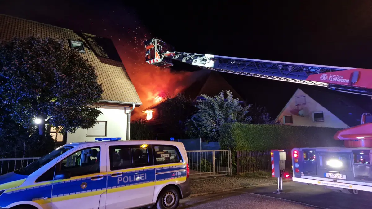 Brand in Berlin-Marzahn: Bei den Löscharbeiten wurde eine leblose Person gefunden.