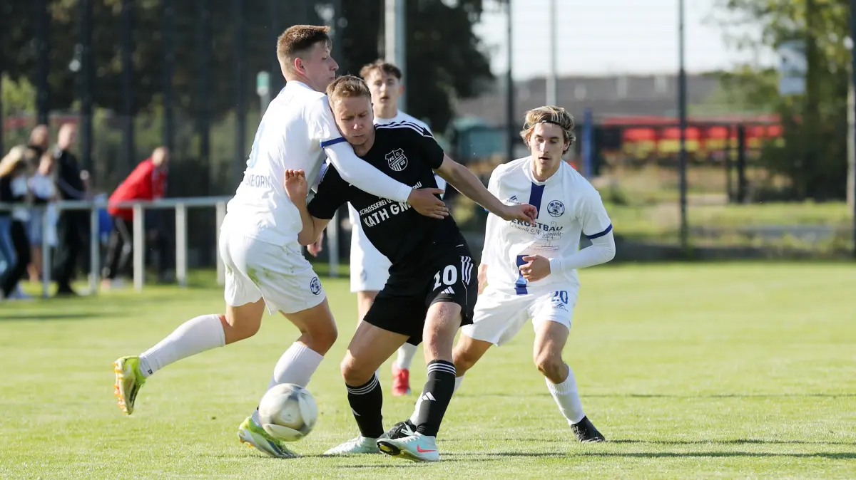 FB LL 5. ST: FC Schwedt - FSV Bernau 3:2: Schwedt, 27.09.2025, FB LL 5. ST: FC Schwedt - FSV Bernau 3:2, Christian Staatz (in schwarz( gegen Paul Risto (links)