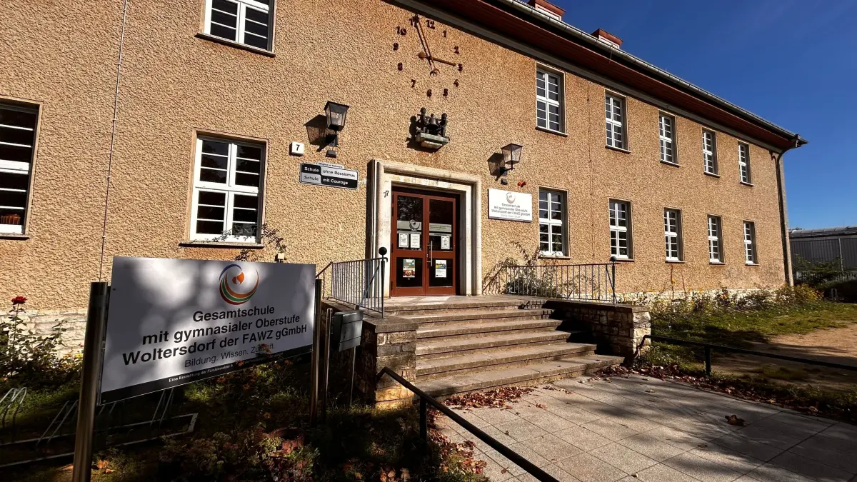 Die FAWZ-Gesamtschule in Woltersdorf soll neu gebaut werden. Auf dem Areal in der Moskauer Straße/Wilhelm-Tell-Straße haben Gemeinde und Schule mittlerweile die Planung konkretisiert und kreative Lösungen erarbeitet.