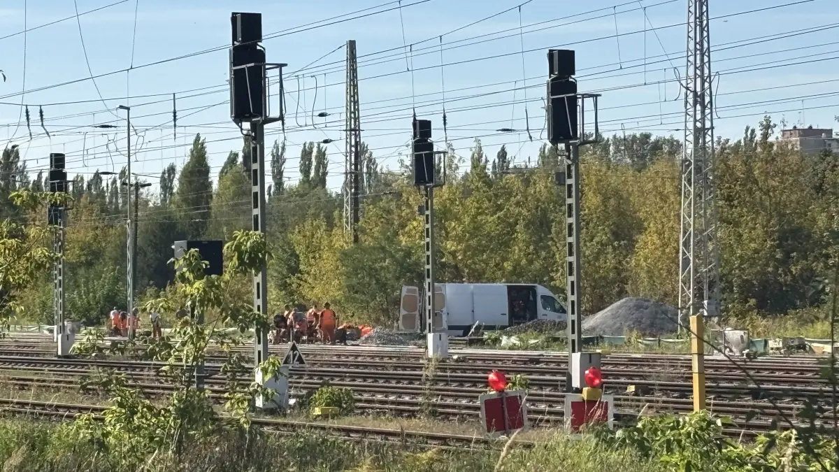 An der Bahnstrecke zwischen Eisenhüttenstadt und Cottbus, kurz hinter dem Bahnhof Eisenhüttenstadt, wird gebaut. Was passiert dort und welche Folgen hat das?